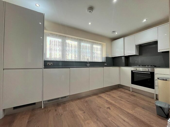 3 Bedroom Flat To Rent In Upsdell Avenue, Palmers Green, N13