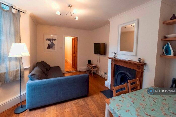2 Bedroom Flat To Rent In Brook Drive, London, SE11
