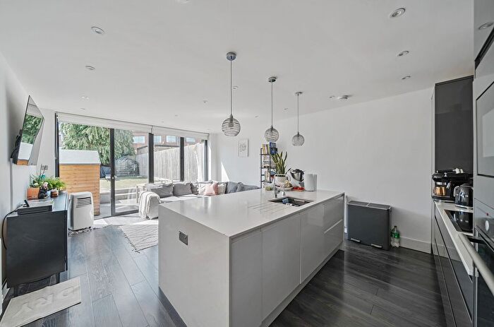 3 Bedroom Detached House For Sale In Victoria Road, New Barnet, EN4