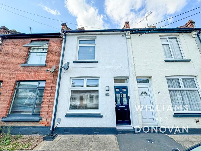 3 Bedroom Terraced House For Sale In Sutton Court Drive, Rochford, SS4