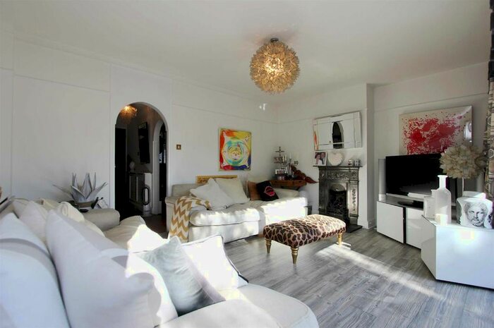 3 Bedroom Flat To Rent In Twyford Street, Islington, London, N1