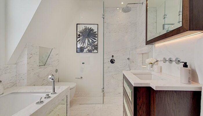 3 Bedroom Flat To Rent In Prince Of Wales Terrace, Kensington, W8