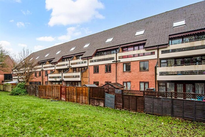 2 Bedroom Flat For Sale In York Court, Kingsway Gardens, Andover, SP10