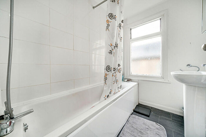 2 Bedroom Apartment For Sale In Vernham Road, Plumstead, SE18