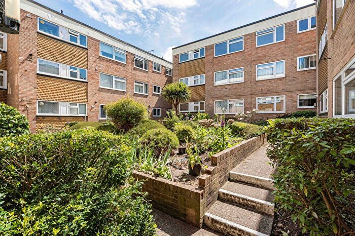 2 Bedroom Flat For Sale In Windfield, Leatherhead, KT22