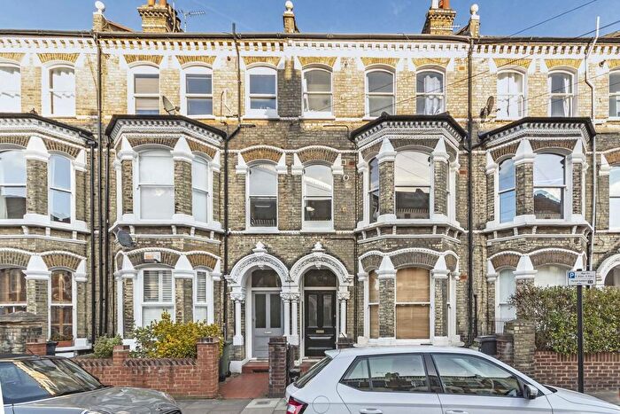 3 Bedroom Flat To Rent In Mayflower Road, Stockwell, SW9