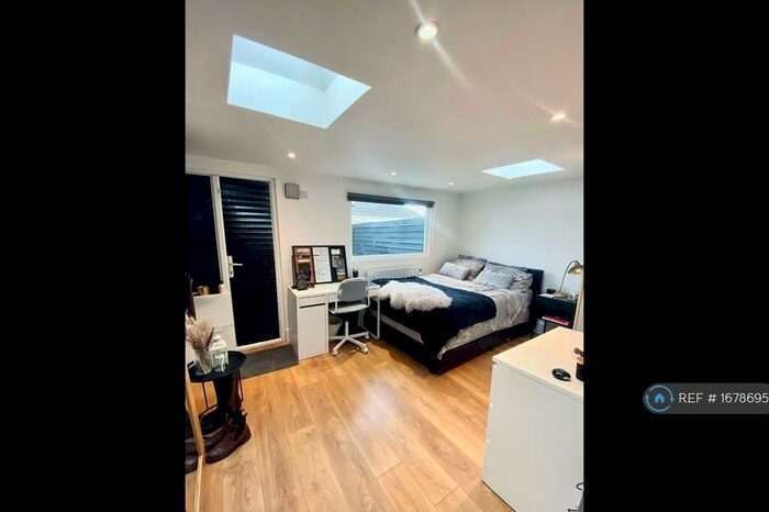 Studio To Rent In Cranbrook Drive, Luton, LU3