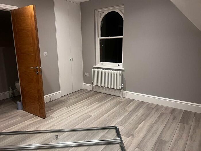 3 Bedroom Flat To Rent In Champion Road, London, SE26