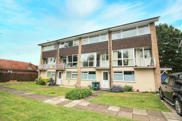 2 Bedroom Maisonette To Rent In Woodhatch Road, Redhill, RH1
