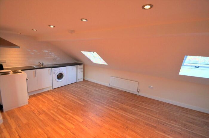 Apartment To Rent In Stanger Road, London, SE25