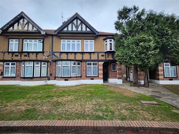 2 Bedroom Maisonette For Sale In Hedgeley, Woodford Avenue, Gants Hill - Chain Free!, IG4