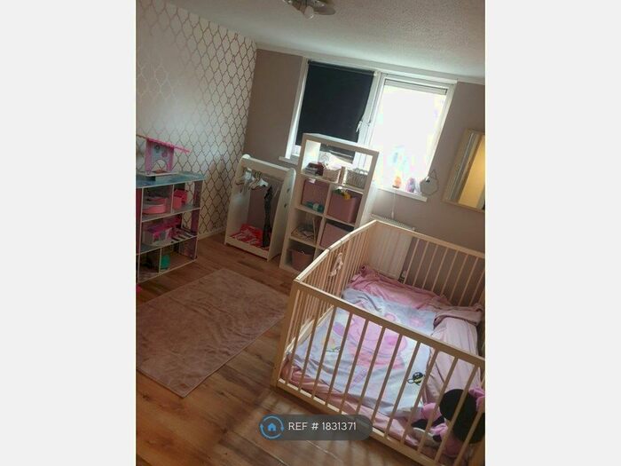 2 Bedroom Maisonette To Rent In Tiptree Crescent, Ilford, IG5