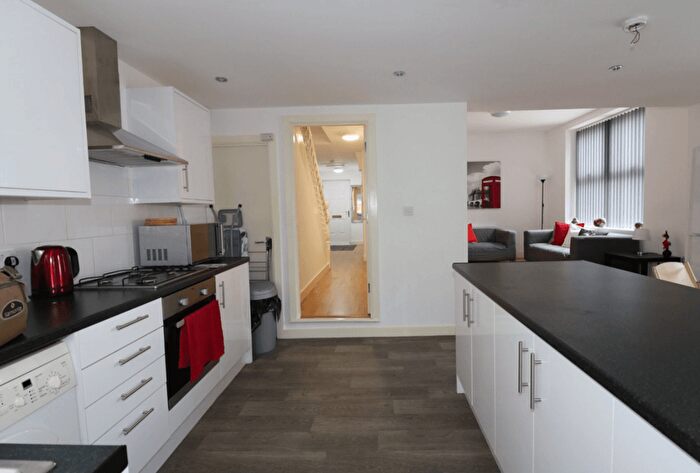 6 Bedroom Terraced House To Rent In Saltoun Road, London, SW2