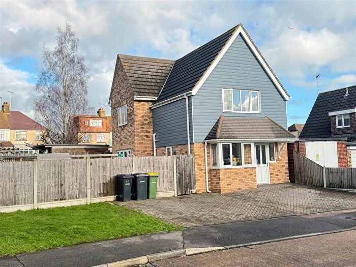 3 Bedroom Detached House For Sale In Nevern Road, Rayleigh, SS6