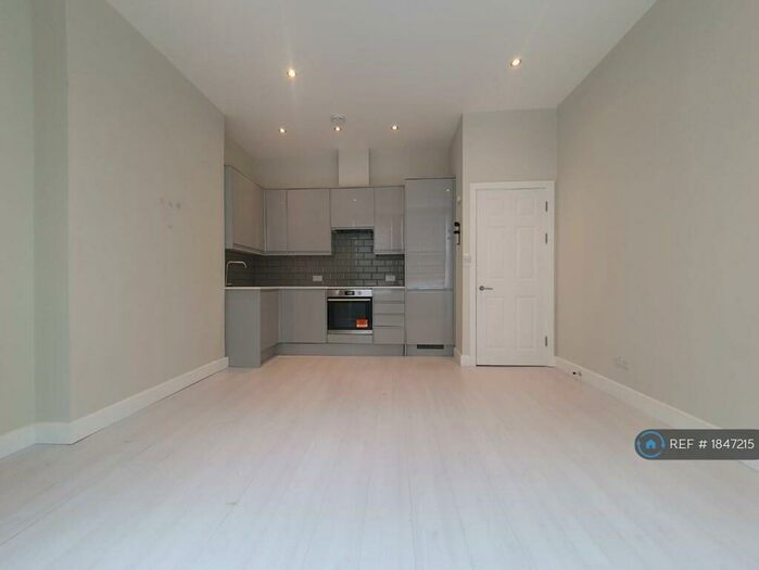 2 Bedroom Flat To Rent In Church Lane, London, N8