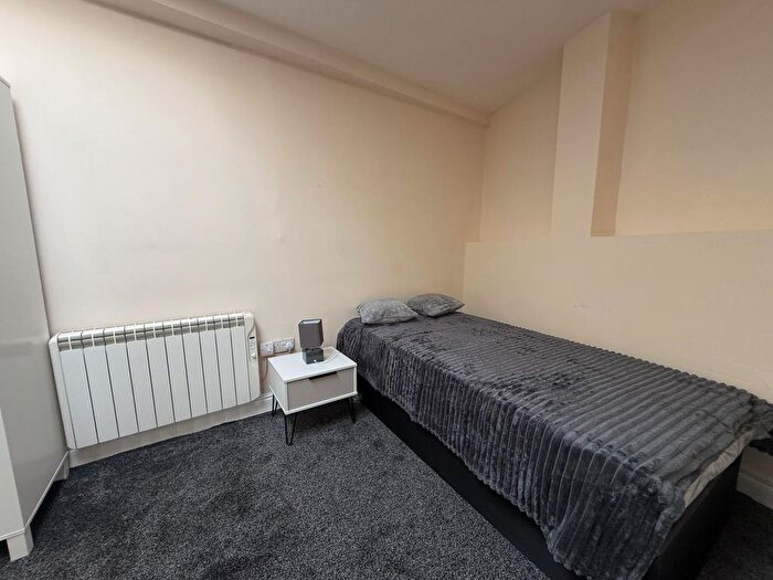 Studio To Rent In West Green Road, London, N15