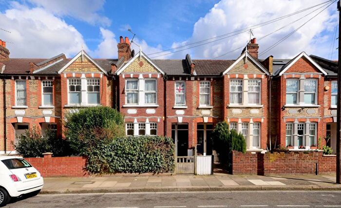 2 Bedroom Flat To Rent In Oaklands Grove, Shepherd's Bush, London, W12