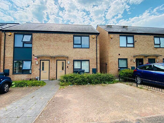 3 Bedroom Semi-Detached House To Rent In Rodway Close, Birmingham, B19