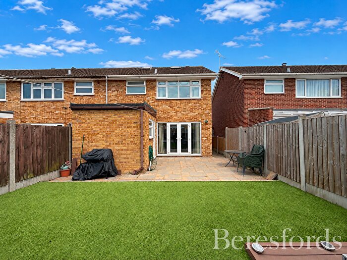 3 Bedroom End Of Terrace House For Sale In Duxford Close, Hornchurch, RM12