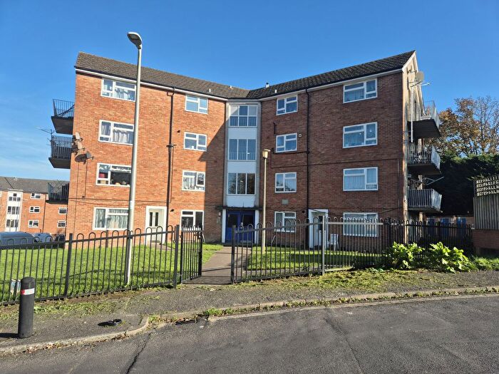 2 Bedroom Flat For Sale In Hunters Hill, Burghfield Common, Reading, Berkshire, RG7