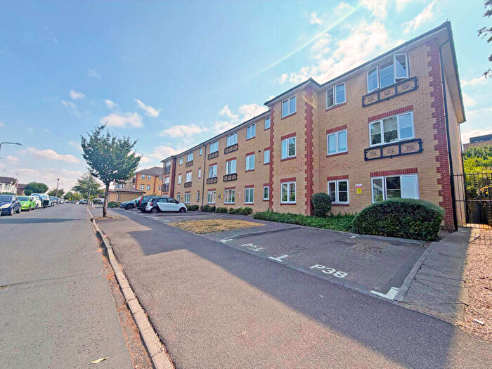 2 Bedroom Retirement Property For Sale In Stoneleigh Road, Ilford, IG5