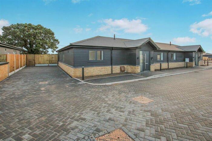 3 Bedroom Semi-Detached Bungalow For Sale In Ockendon Road, North Ockendon, Upminster, RM14
