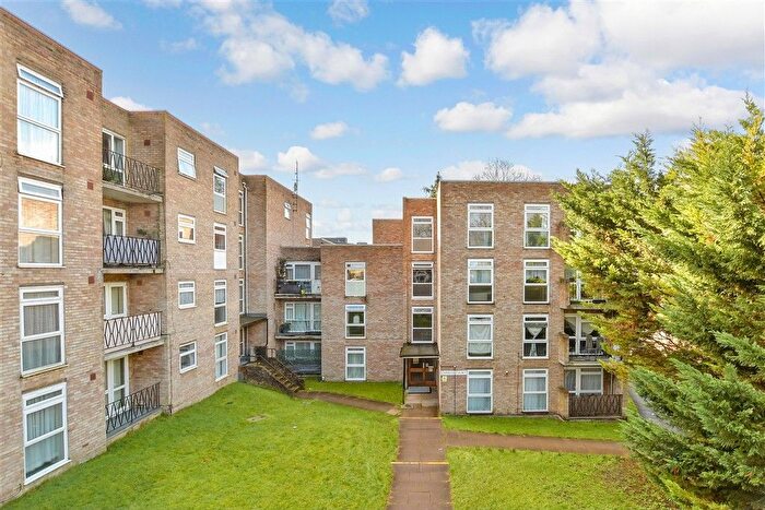 2 Bedroom Flat For Sale In Cheam Road, Sutton, Surrey, SM1