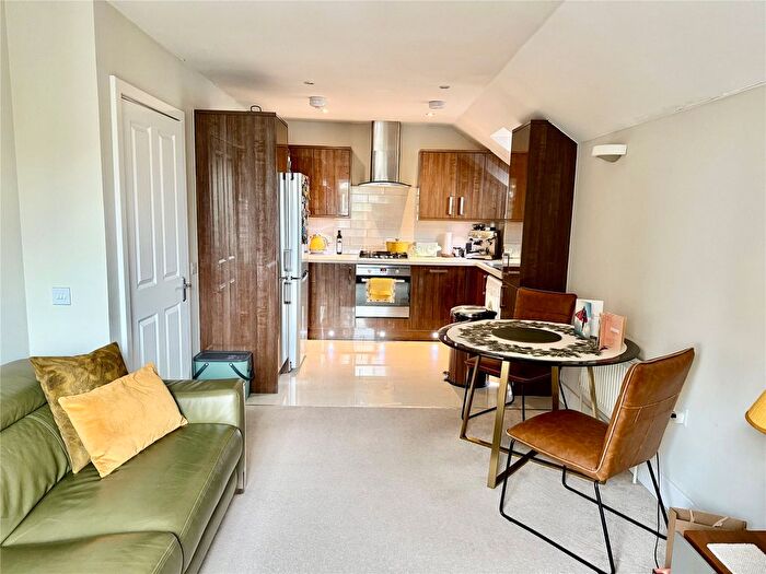 2 Bedroom Flat To Rent In Maple Road, Surbiton, KT6