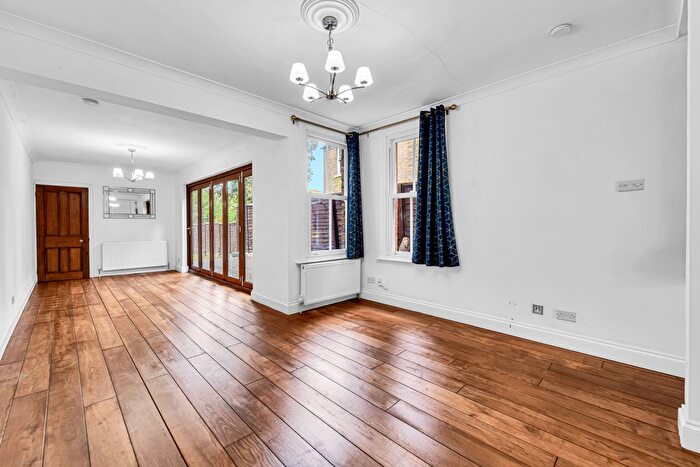 3 Bedroom Semi-Detached House For Sale In London Road, Staines-Upon-Thames, TW18