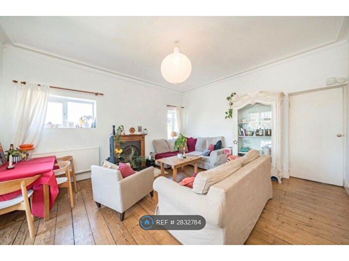 2 Bedroom Flat To Rent In Longley Road, London, SW17