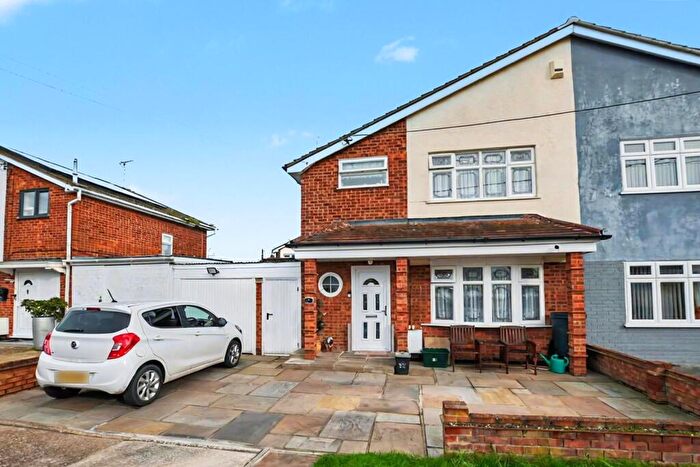 3 Bedroom Semi-Detached House For Sale In Gainsborough Avenue, Canvey Island, SS8