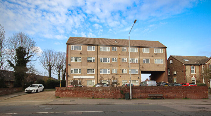 2 Bedroom Flat For Sale In Hollybank Hill, ME10