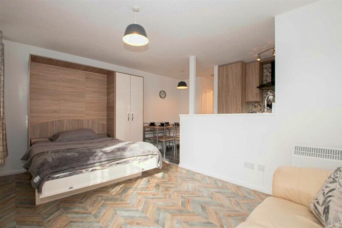 1 Bedroom Flat To Rent In Pomander Crescent, Walnut Tree, MK7