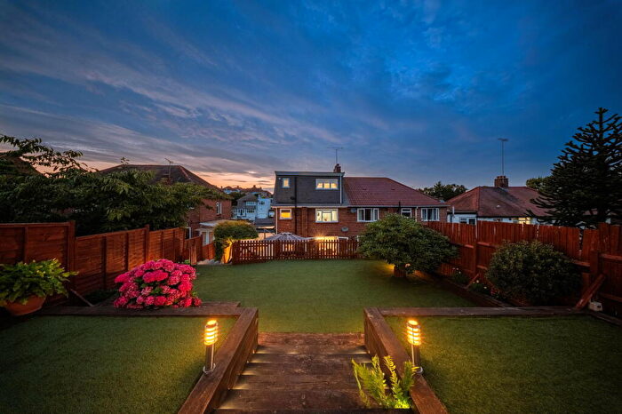 5 Bedroom Semi-Detached House For Sale In Avenue Road, Erith, DA8