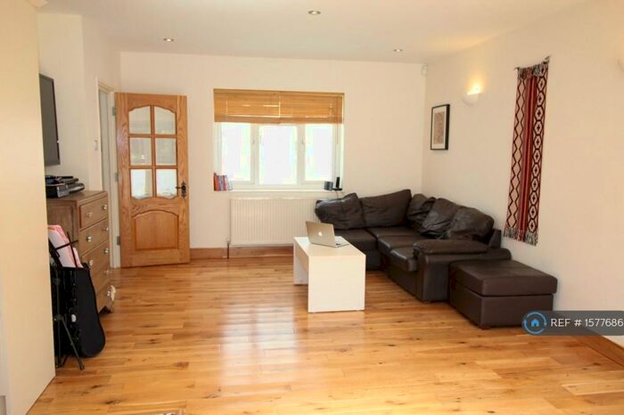 4 Bedroom End Of Terrace House To Rent In Ingleway, London, N12