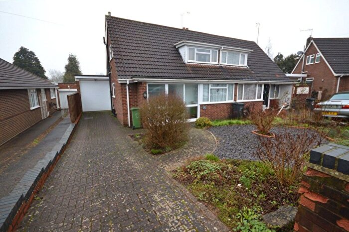 3 Bedroom Semi Detached House For Sale In Wadhurst Avenue, Luton, Bedfordshire, LU3