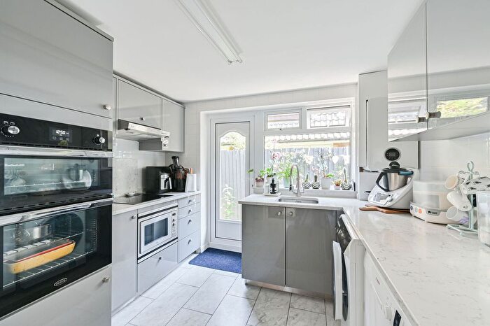 4 Bedroom Bungalow For Sale In Rochester Gardens, East Croydon, Croydon, CR0