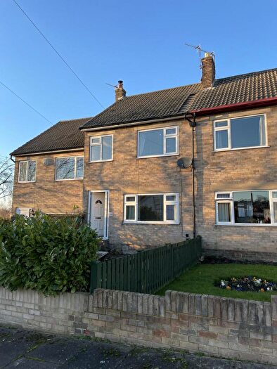3 Bedroom Town House To Rent In Henshaw Lane, Yeadon, LS19