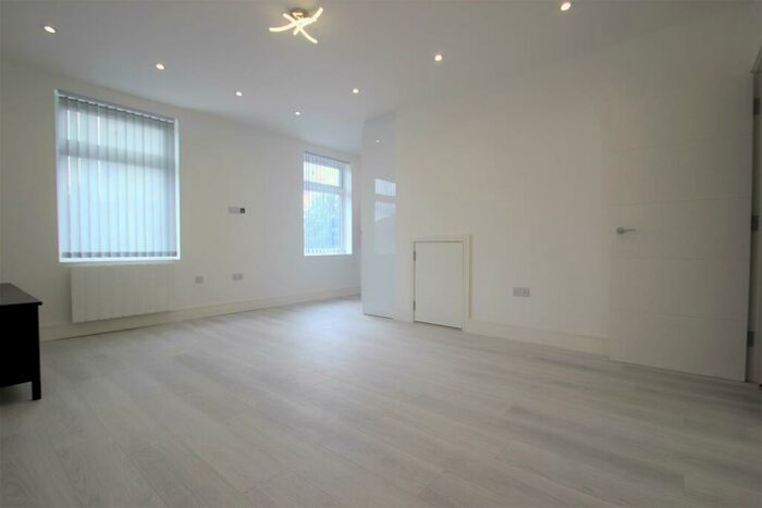 1 Bedroom Flat To Rent In Collier Row Road, RM5