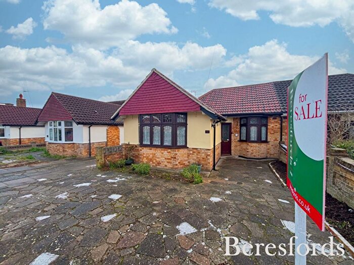 3 Bedroom Bungalow For Sale In Dorkins Way, Upminster, RM14