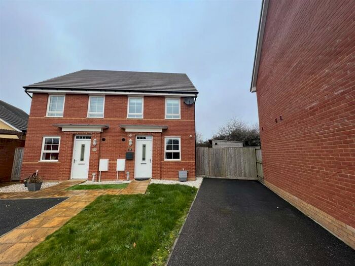 2 Bedroom House To Rent In Greystone Walk, Cullompton, EX15