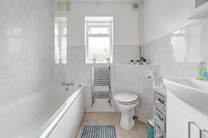 2 Bedroom Flat For Sale In Gaisford Close, Worthing, West Sussex, BN14