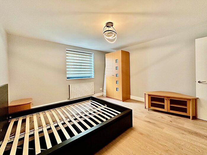 3 Bedroom Flat To Rent In Westferry Road, London, E14