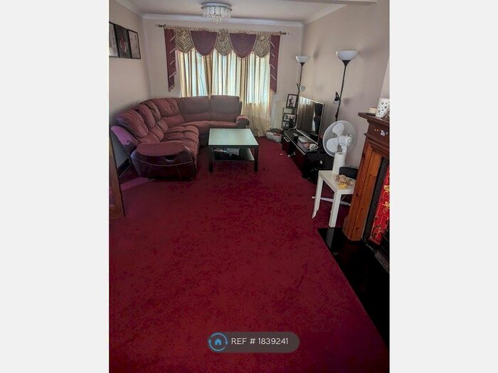 3 Bedroom Semi-Detached House To Rent In Welwyn Way, Hayes, UB4