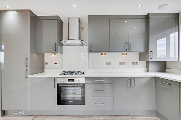 3 Bedroom Flat To Rent In St. Dunstans Avenue, Acton, W3