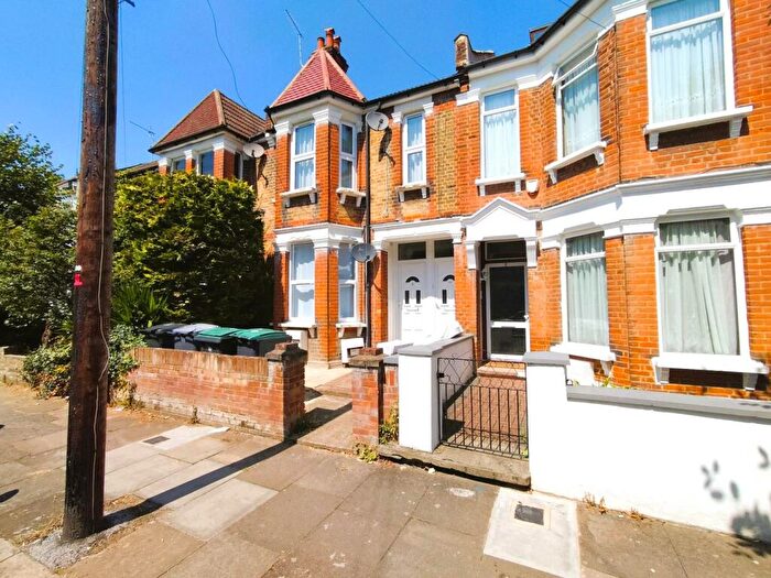 3 Bedroom Flat To Rent In Manor Road, Bowes Park, N22
