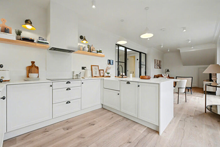 3 Bedroom Penthouse For Sale In Maple Rise, Muswell Hill, N10