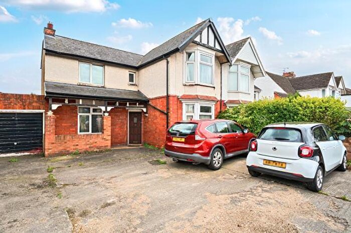 3 Bedroom Semi-Detached House For Sale In Drove Road, Swindon, SN1