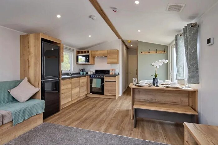 2 Bedroom Park Home For Sale In Warwick Road, Stratford-Upon-Avon, CV37
