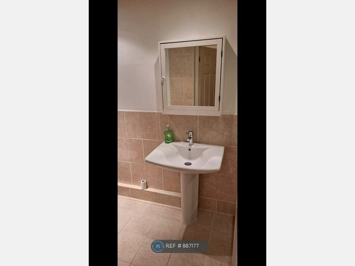 2 Bedroom Flat To Rent In Chaucer House Bells Hill, London, EN5